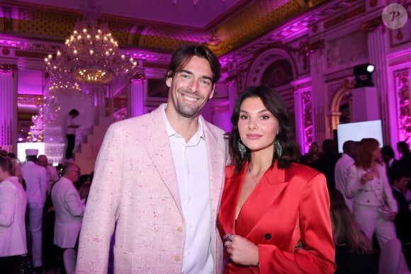 Camille Lacourt et sa compagne Alice Detollenaere - Photocall du 5ème gala de charité de l'association "Les Bonnes Fées" à l'occasion de la campagne mondiale "Octobre Rose" à l'hôtel Peninsula, Paris le 3 octobre 2024. A l'occasion de la campagne mondiale "Octobre Rose", l'hôtel Peninsula Paris lance son programme caritatif "Peninsula in Pink", dont les bénéfices de 254 400 Euros seront reversés à l'association "Les Bonnes Fées". © Rachid Bellak/Bestimage