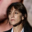 Sur le visage de Charlotte Gainsbourg, les larmes perlent : elle cache difficile son émotion, non loin du couple Sarkozy