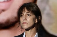 Sur le visage de Charlotte Gainsbourg, les larmes perlent : elle cache difficile son émotion, non loin du couple Sarkozy