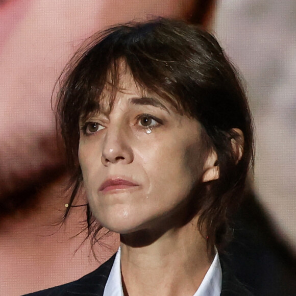 L'émotion battait son plein au rassemblement organisé par le Crif, à Paris. 
Charlotte Gainsbourg lors d'une cérémonie organisée par le Conseil des institutions juives de France (CRIF) en hommage aux victimes des attentats du Hamas contre Israël, à l'occasion du premier anniversaire de l'événement, à Paris. © Stéphane Lemouton / Bestimage