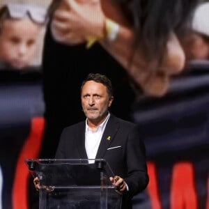 L'animateur et producteur de télévision, Arthur Essebag lors d'une cérémonie organisée par le Conseil des institutions juives de France (CRIF) en hommage aux victimes des attentats du Hamas du 7 octobre 2023 contre Israël, à l'occasion du premier anniversaire de l'événement, à Paris, le 7 octobre 2024. © Stéphane Lemouton / Bestimage