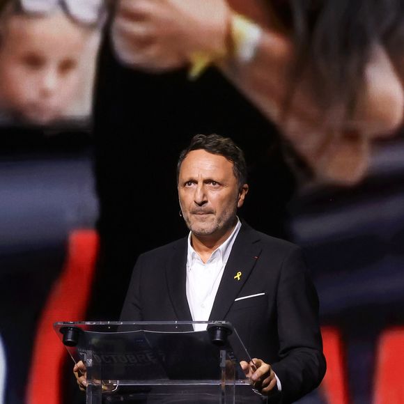 L'animateur et producteur de télévision, Arthur Essebag lors d'une cérémonie organisée par le Conseil des institutions juives de France (CRIF) en hommage aux victimes des attentats du Hamas du 7 octobre 2023 contre Israël, à l'occasion du premier anniversaire de l'événement, à Paris, le 7 octobre 2024. © Stéphane Lemouton / Bestimage