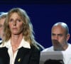 De nombreux artistes étaient présents comme Sandrine Kiberlain, Bernard-Henri Lévy ou encore Joann Sfar pour ne citer qu'eux. 
L'actrice Sandrine Kiberlain lors d'une cérémonie organisée par le Conseil des institutions juives de France (CRIF) en hommage aux victimes des attentats du Hamas du 7 octobre 2023 contre Israël, à l'occasion du premier anniversaire de l'événement, à Paris, le 7 octobre 2024. © Stéphane Lemouton / Bestimage