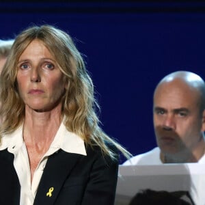 De nombreux artistes étaient présents comme Sandrine Kiberlain, Bernard-Henri Lévy ou encore Joann Sfar pour ne citer qu'eux. 
L'actrice Sandrine Kiberlain lors d'une cérémonie organisée par le Conseil des institutions juives de France (CRIF) en hommage aux victimes des attentats du Hamas du 7 octobre 2023 contre Israël, à l'occasion du premier anniversaire de l'événement, à Paris, le 7 octobre 2024. © Stéphane Lemouton / Bestimage