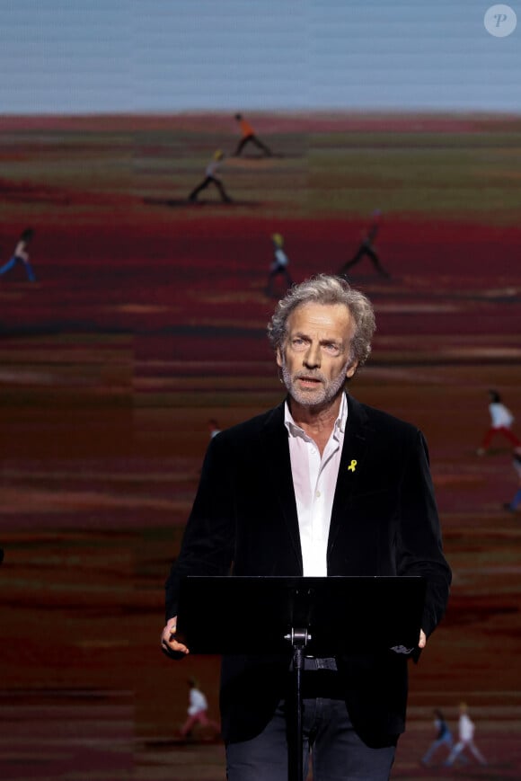 L'acteur Stéphane Freiss lors d'une cérémonie organisée par le Conseil des institutions juives de France (CRIF) en hommage aux victimes des attentats du Hamas du 7 octobre 2023 contre Israël, à l'occasion du premier anniversaire de l'événement, à Paris, le 7 octobre 2024. © Stéphane Lemouton / Bestimage