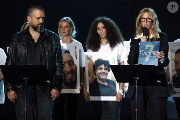 L'auteur, Joann Sfar et l'actrice Sandrine Kiberlain lors d'une cérémonie organisée par le Conseil des institutions juives de France (CRIF) en hommage aux victimes des attentats du Hamas du 7 octobre 2023 contre Israël, à l'occasion du premier anniversaire de l'événement, à Paris, le 7 octobre 2024. © Stéphane Lemouton / Bestimage