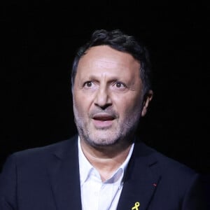 L'animateur et producteur de télévision, Arthur Essebag lors d'une cérémonie organisée par le Conseil des institutions juives de France (CRIF) en hommage aux victimes des attentats du Hamas du 7 octobre 2023 contre Israël, à l'occasion du premier anniversaire de l'événement, à Paris, le 7 octobre 2024. © Stéphane Lemouton / Bestimage