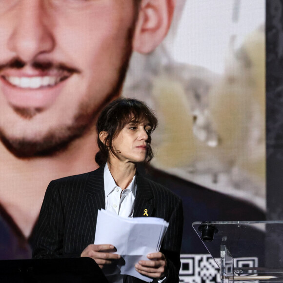 Charlotte Gainsbourg lors d'une cérémonie organisée par le Conseil des institutions juives de France (CRIF) en hommage aux victimes des attentats du Hamas du 7 octobre 2023 contre Israël, à l'occasion du premier anniversaire de l'événement, à Paris, le 7 octobre 2024. © Stéphane Lemouton / Bestimage