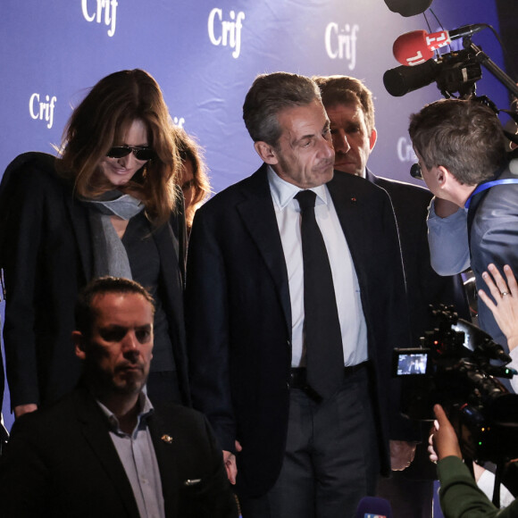 Alors que Nicolas Sarkozy et Carla Bruni ont fait une apparition remarquée. 
Nicolas Sarkozy et Carla Bruni lors d'une cérémonie organisée par le Conseil des institutions juives de France (CRIF) en hommage aux victimes des attentats du Hamas du 7 octobre 2023 contre Israël, à l'occasion du premier anniversaire de l'événement, à Paris, le 7 octobre 2024. © Stéphane Lemouton / Bestimage