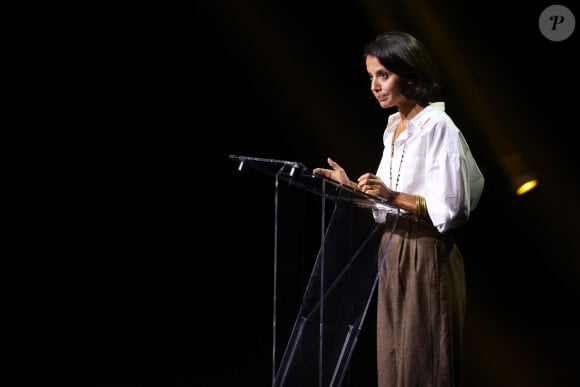 L'humoriste Sophia Aram lors d'une cérémonie organisée par le Conseil des institutions juives de France (CRIF) en hommage aux victimes des attentats du Hamas du 7 octobre 2023 contre Israël, à l'occasion du premier anniversaire de l'événement, à Paris, le 7 octobre 2024. © Stéphane Lemouton / Bestimage