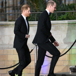 Selon lui, "grâce aux personnes qui s'occupent d'eux au palais, ils ont évité une balle".
Le prince Harry, duc de Sussex, le prince William, duc de Cambridge lors de la première mondiale de la série Netflix "Our Planet" au Musée d'histoire naturelle de Londres le 4 avril 2019.