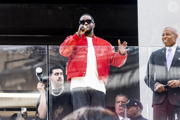 Le maire de New York, Eric Adams remet la clé de la ville de New York au rappeur Sean Combs (Puff Daddy, Puffy, Diddy, P. Diddy) sur Times Square à New York City, New York, Etats-Unis, le 15 septembre 2023. © Michael Brochstein/ZUMA Press/Bestimage