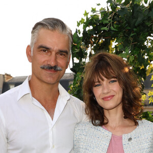 Toujours aussi amoureux, Alice et François étaient resplendissants. 
Exclusif - François Vincentelli et sa femme Alice Dufour - Inauguration du Rooftop "Le Marta - Jardin suspendu" au sommet de l'hôtel Barrière Fouquet's à Paris le 26 juin 2024. © Coadic Guirec / Bestimage 