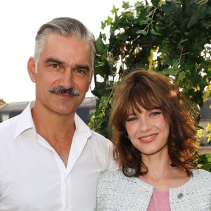 Exclusif - François Vincentelli et sa femme Alice Dufour - Inauguration du Rooftop "Le Marta - Jardin suspendu" au sommet de l'hôtel Barrière Fouquet's à Paris le 26 juin 2024. © Coadic Guirec / Bestimage 