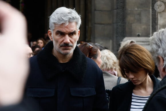 François Vincentelli et sa femme Alice Dufour - Sorties des obsèques de Philippe Tesson en l'église Saint-Germain des-Prés à Paris le 10 février 2023. © Christophe Clovis / Bestimage 