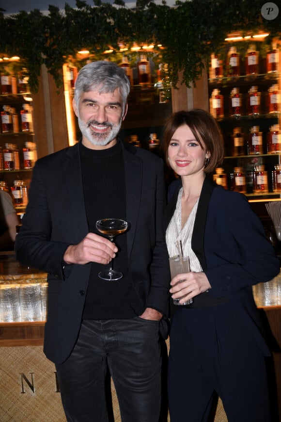 Exclusif - François Vincentelli et sa femme Alice Dufour - Soirée cocktail au nouveau bar et restaurant éphémère "Casa Eminente" dans une maison cubaine à Paris le 29 janvier 2023. A partir du 3 février et pour quelques mois seulement, le rhum cubain Eminente vous ouvre les portes de sa maison. Découvrez toute la culture cubaine au bout d'une impasse parisienne. En cuisine, le chef J. Sebbag revisite la cuisine locale et au bar, tayer elementary - deuxième meilleur bar au monde - propose 3 cocktails inédits. © Rachid Bellak/Bestimage 