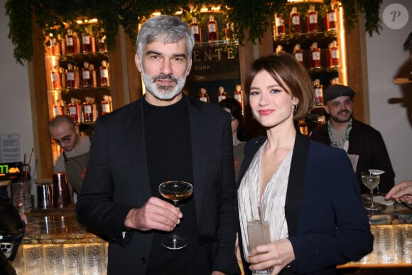 Exclusif - François Vincentelli et sa femme Alice Dufour - Soirée cocktail au nouveau bar et restaurant éphémère "Casa Eminente" dans une maison cubaine à Paris le 29 janvier 2023. A partir du 3 février et pour quelques mois seulement, le rhum cubain Eminente vous ouvre les portes de sa maison. Découvrez toute la culture cubaine au bout d'une impasse parisienne. En cuisine, le chef J. Sebbag revisite la cuisine locale et au bar, tayer elementary - deuxième meilleur bar au monde - propose 3 cocktails inédits. © Rachid Bellak/Bestimage 