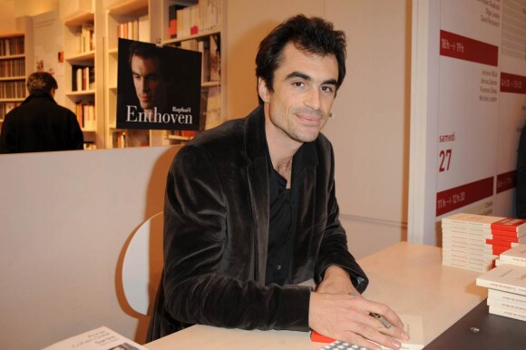 La Salon du Livre 2010 se tient à Paris jusqu'au 31 mars, et accueille de nombreux people-auteurs, dont Raphaël Enthoven