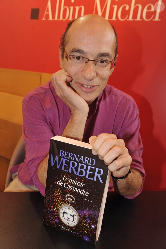 La Salon du Livre 2010 se tient à Paris jusqu'au 31 mars, et accueille de nombreux people-auteurs, dont Bernard Werber
