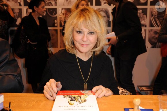 La Salon du Livre 2010 se tient à Paris jusqu'au 31 mars, et accueille de nombreux people-auteurs, dont Mylène Demongeot