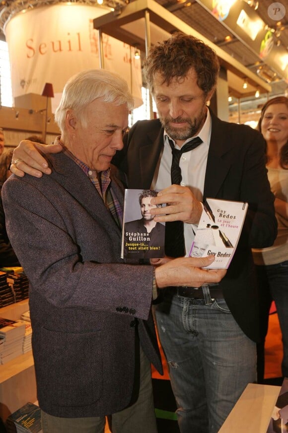 La Salon du Livre 2010 se tient à Paris jusqu'au 31 mars, et accueille de nombreux people-auteurs, dont Guy Bedos et Stéphane Guillon