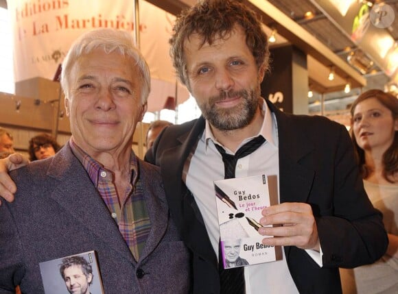 La Salon du Livre 2010 se tient à Paris jusqu'au 31 mars, et accueille de nombreux people-auteurs, dont Guy Bedos et Stéphane Guillon