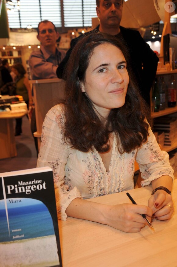 La Salon du Livre 2010 se tient à Paris jusqu'au 31 mars, et accueille de nombreux people-auteurs, dont Mazarine Pingeot