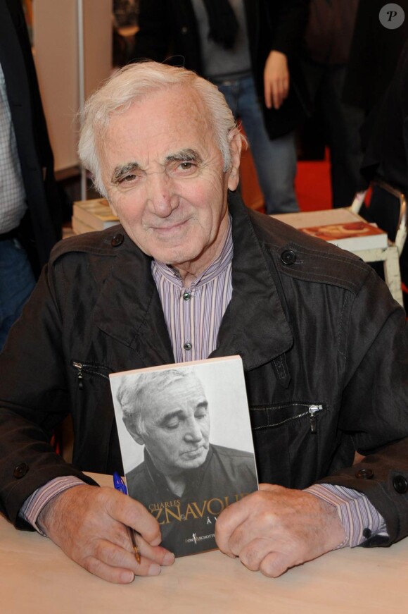 La Salon du Livre 2010 se tient à Paris jusqu'au 31 mars, et accueille de nombreux people-auteurs, dont Charles Aznavour