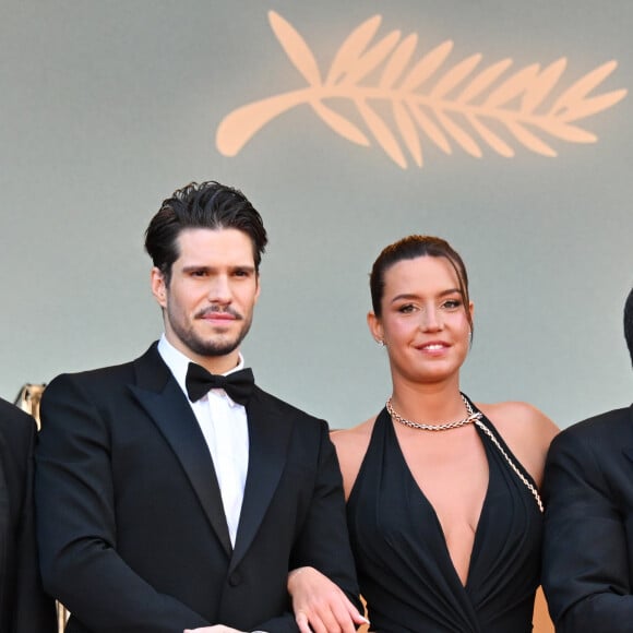 "C'est une rumeur qui a été lancée par des magazines que je ne lis pas forcément", explique Adèle Exarchopoulos
 
François Civil, Adèle Exarchopoulos - Montée des marches du film " L'amour ouf " lors du 77ème Festival International du Film de Cannes, au Palais des Festivals à Cannes. Le 23 mai 2024 © Bruno Bebert / Bestimage