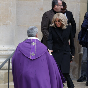 Brigitte Macron et le Père Yves Trocheris - Obsèques de Michel Blanc, à Saint-Eustache, le jeudi 10 octobre 2024