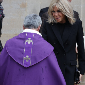 Brigitte Macron et le Père Yves Trocheris - Obsèques de Michel Blanc, à Saint-Eustache, le jeudi 10 octobre 2024