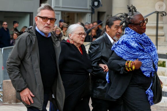 Bruno Moynot, Josiane Balasko et son mari George Aguilar, Firmine Richard - Obsèques de Michel Blanc en l'église Saint-Eustache à Paris, le 10 octobre 2024. © Moreau / Jacovides / Bestimage