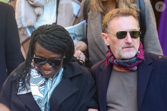 Ramatoulaye Diop, la compagne du défunt, et Jean-Paul Rouve - Sortie des Obsèques de Michel Blanc en l'église Saint-Eustache à Paris, le 10 octobre 2024. © Moreau / Jacovides / Bestimage 