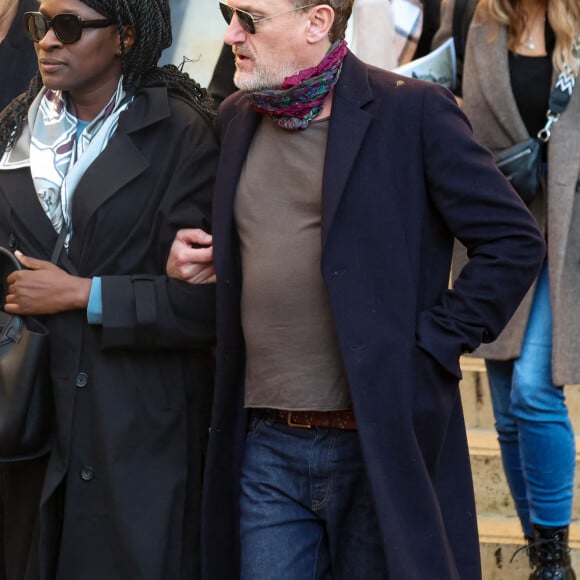 Ramatoulaye Diop, la compagne du défunt, et Jean-Paul Rouve - Sortie des Obsèques de Michel Blanc en l'église Saint-Eustache à Paris, le 10 octobre 2024. © Moreau / Jacovides / Bestimage 