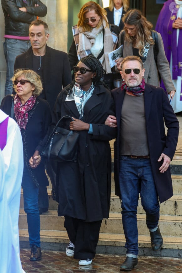 Ramatoulaye Diop, la compagne du défunt, et Jean-Paul Rouve - Sortie des Obsèques de Michel Blanc en l'église Saint-Eustache à Paris, le 10 octobre 2024. © Moreau / Jacovides / Bestimage