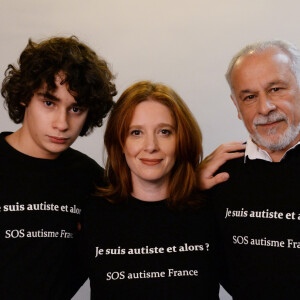 Exclusif - Francis Perrin, sa femme Gersende et leur fils Louis atteint d'autisme - Mobilisation des people pour l'association SOS Autisme en France lors d'un shooting au studio Invisu à Paris, le 7 et 8 février 2016. © Rachid Bellak/Bestimage 