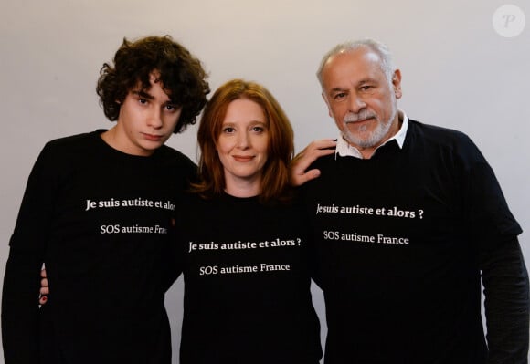 Exclusif - Francis Perrin, sa femme Gersende et leur fils Louis atteint d'autisme - Mobilisation des people pour l'association SOS Autisme en France lors d'un shooting au studio Invisu à Paris, le 7 et 8 février 2016. © Rachid Bellak/Bestimage 