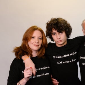 Exclusif - Francis Perrin, sa femme Gersende et leur fils Louis atteint d'autisme - Mobilisation des people pour l'association SOS Autisme en France lors d'un shooting au studio Invisu à Paris, le 7 et 8 février 2016. © Rachid Bellak/Bestimage 