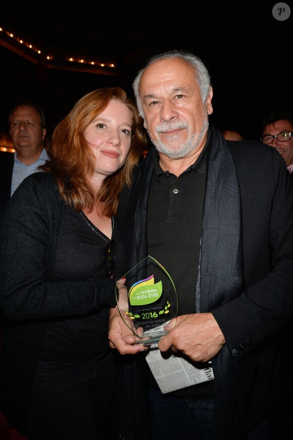 Francis Perrin avec son trophée Bien-être et Mieux-être Coup de Coeur du Jury et sa femme Gersende Perrin - Seconde édition des "Trophées du bien être" au profit de la célèbre fondation "La Maison de Solenn - Maison des adolescents de Cochin (AP-HP)" au théâtre de la Gaîté-Montparnasse à Paris, France, le 26 septembre 2016. © Coadic Guirec/Bestimage