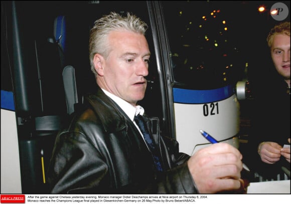 Après le match contre Chelsea hier soir, Didier Deschamps, entraîneur de Monaco, arrive à l'aéroport de Nice le jeudi 6 mai 2004. Monaco atteint la finale de la Ligue des Champions jouée à Glesenkirchen en Allemagne le 26 mai.Photo par Bruno Bebert/ABACA.