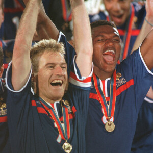 ...possède aussi une maison en Bretagne, loin de l'agitation...Marcel Desailly et Didier Deschamps célèbrent la victoire contre l'Italie en finale de l'Euro 2000, championnat d'Europe de football, Rotterdam, 2 juillet 2000. Photo par Henri Szwarc/ABACAPRESS.COM