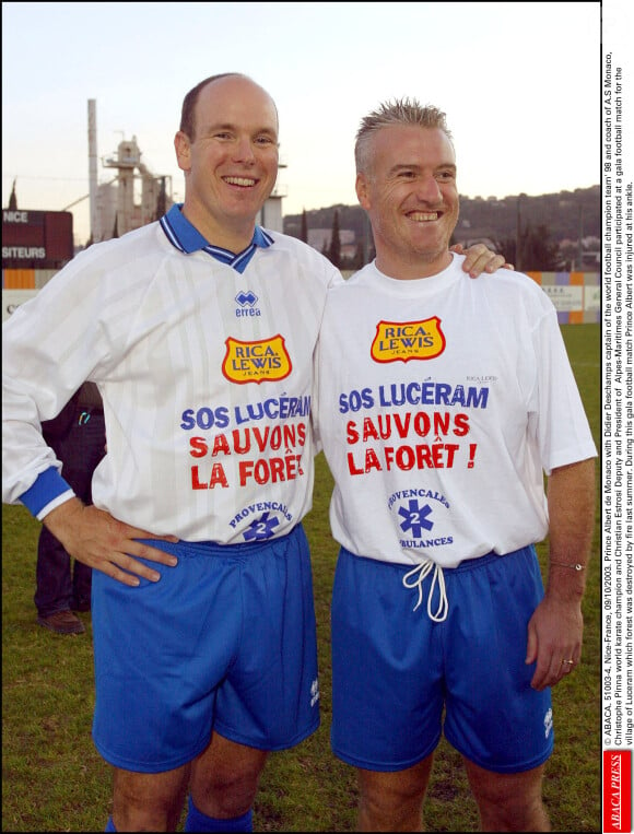 Nice-France, 09/10/2003. Le Prince Albert de Monaco en compagnie de Didier Deschamps, capitaine de l'équipe championne du monde de football 98 et entraîneur de l'A.S Monaco,