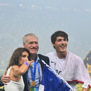 Le sélectionneur de la France Didier Deschamps célèbre avec son fils Dylan et sa femme Claude après la victoire 4-2 du match de football de la finale de la Coupe du monde de la FIFA 2018 entre la France et la Croatie au stade Luzhniki à Moscou, en Russie, le 15 juillet 2018. Photo par Christian Liewig/ABACAPRESS.COM