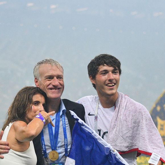 Le sélectionneur de la France Didier Deschamps célèbre avec son fils Dylan et sa femme Claude après la victoire 4-2 du match de football de la finale de la Coupe du monde de la FIFA 2018 entre la France et la Croatie au stade Luzhniki à Moscou, en Russie, le 15 juillet 2018. Photo par Christian Liewig/ABACAPRESS.COM