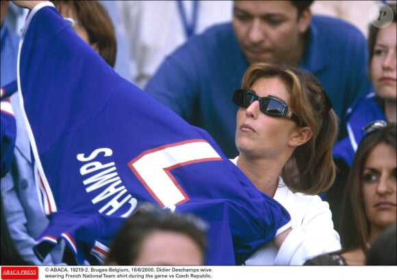 ABACA. 19219-2. Bruges-Belgique, 16/6/2000. La femme Didier Deschamps porte le maillot de l'équipe de France lors du match contre la République tchèque.