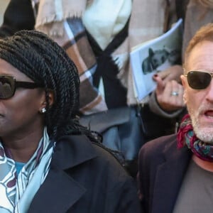 Ramatoulaye Diop, la compagne du défunt, et Jean-Paul Rouve - Sortie des Obsèques de Michel Blanc en l'église Saint-Eustache à Paris, le 10 octobre 2024. © Moreau / Jacovides / Bestimage 