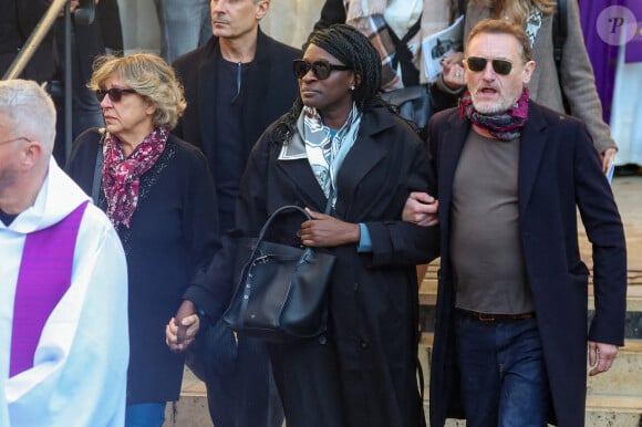 Ramatoulaye Diop, la compagne du défunt, et Jean-Paul Rouve - Sortie des Obsèques de Michel Blanc en l'église Saint-Eustache à Paris, le 10 octobre 2024. © Moreau / Jacovides / Bestimage 