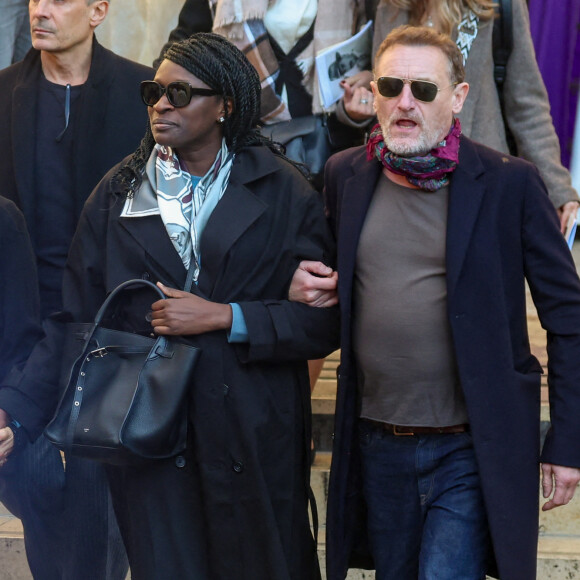 Ramatoulaye Diop, la compagne du défunt, et Jean-Paul Rouve - Sortie des Obsèques de Michel Blanc en l'église Saint-Eustache à Paris, le 10 octobre 2024. © Moreau / Jacovides / Bestimage 