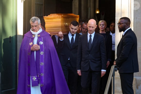 Les obsèques de Michel Blanc s'y sont déroulées le 10 octobre 2024
Le cercueil de Michel Blanc est applaudi à la sortie de l'Eglise - Sortie des Obsèques de Michel Blanc en l'église Saint-Eustache à Paris, le 10 octobre 2024. © Moreau / Jacovides / Bestimage 