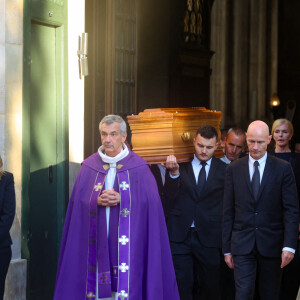 Le cercueil de Michel Blanc est applaudi à la sortie de l'Eglise - Sortie des Obsèques de Michel Blanc en l'église Saint-Eustache à Paris, le 10 octobre 2024. © Moreau / Jacovides / Bestimage  Funeral of Michel Blanc at the Saint-Eustache church in Paris, October 10, 2024. 